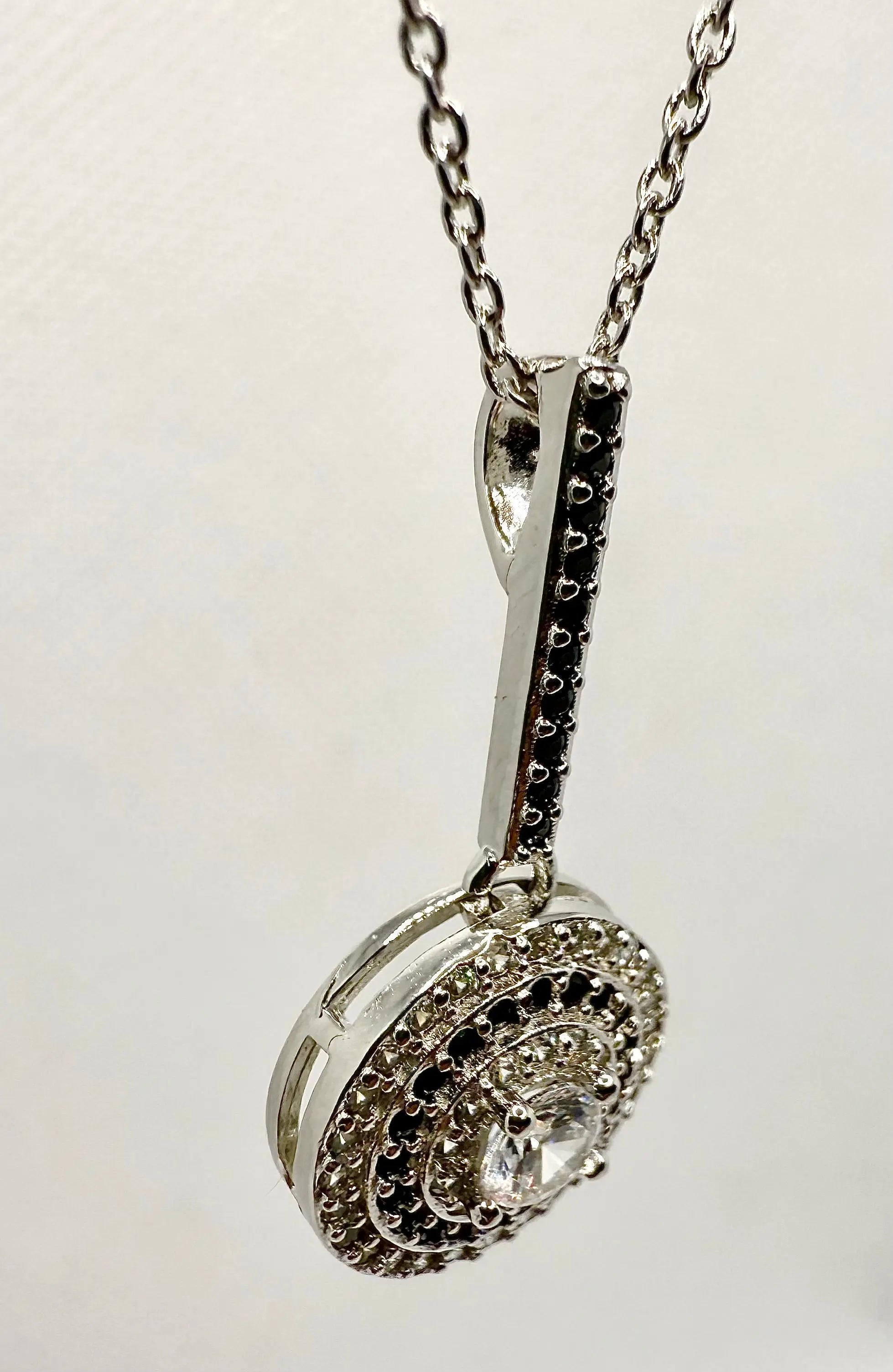 Elegant Slide Necklace – Timeless Round Black Pendant Jewelry Generic